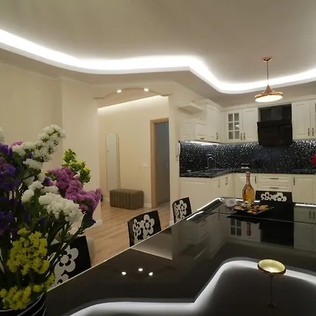 Modern 2-bedroom In Komuna E Parisit Apartman