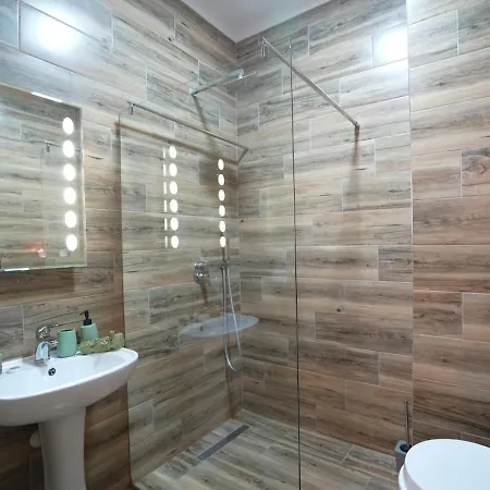 Modern 2-bedroom In Komuna E Parisit Apartman